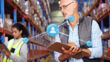 Depoda çalışan insanlar üzerindeki simgelerle bağlantılı ağların animasyonu. küresel gönderim ve bağlantılar konsepti dijital olarak oluşturulmuş video.