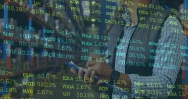 Depoda çalışan adamın finansal veri işleme animasyonu. küresel gönderim ve bağlantılar konsepti dijital olarak oluşturulmuş video.