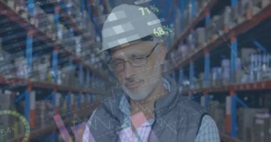 Depoda çalışan adamın istatistik ve mali veri işleme animasyonu. küresel gönderim ve bağlantılar konsepti dijital olarak oluşturulmuş video.