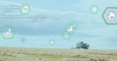 Alan üzerinde dijital simgeler ve veri işleme animasyonları. küresel dijital arayüz, veri işleme ve teknoloji konsepti dijital olarak oluşturulmuş video.