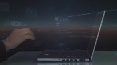 Dizüstü bilgisayarla insan üzerinde hareket eden dünya ve veri işleme animasyonları. küresel sosyal medya, bağlantılar ve dijital arayüz konsepti dijital olarak oluşturulmuş video.
