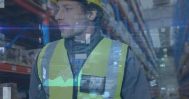 Depoda çalışan adamın istatistik ve mali veri işleme animasyonu. küresel gönderim ve bağlantılar konsepti dijital olarak oluşturulmuş video.