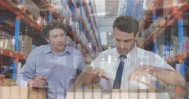 Depoda çalışan insanların veri işleme animasyonları. küresel sevkiyat, dağıtım ve bağlantılar konsepti dijital olarak oluşturulmuş video.