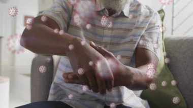 El yıkayan kişinin üzerinde kovid 19 hücrenin animasyonu. küresel covid 19 salgın, ilaç ve sağlık hizmetleri konsepti dijital olarak oluşturulmuş video.