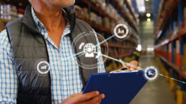 Depoda çalışan adamın üzerindeki ikonlarla olan bağlantıların animasyonu. küresel gönderim ve bağlantılar konsepti dijital olarak oluşturulmuş video.