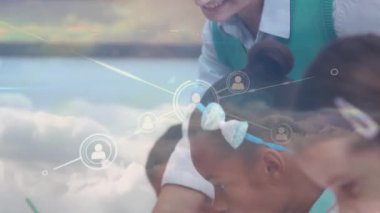 Okuldaki çocuklar ve öğretmenler arasındaki bağlantı ağlarının animasyonu. küresel eğitim, dijital arayüz ve bağlantılar dijital olarak oluşturulmuş video konsepti.