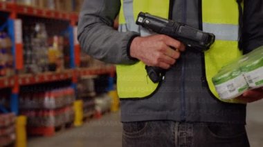 Erkek depo çalışanı üzerinde ikili kodlama animasyonu. küresel gönderim ve bağlantılar konsepti dijital olarak oluşturulmuş video.