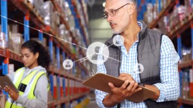 Depoda çalışan insanlar üzerindeki simgelerle bağlantılı ağların animasyonu. küresel gönderim ve bağlantılar konsepti dijital olarak oluşturulmuş video.