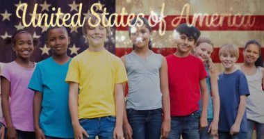 Amerika Birleşik Devletleri metin ve okul çocuklarının Amerikan bayrağı üzerindeki animasyonu. Vatanseverlik ve kutlama konsepti dijital olarak oluşturulmuş video.
