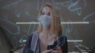 Yüz maskeli bir kadının üzerinde hareket eden kovid 19 hücrenin animasyonu. küresel covid 19 salgın hastalık ve sağlık hizmetleri konsepti dijital olarak oluşturulmuş video.