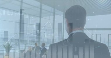 Ofisteki iş adamları üzerinde finansal veri işleme animasyonu. küresel finans, iş ve dijital arayüz kavramı dijital olarak oluşturulmuş video.