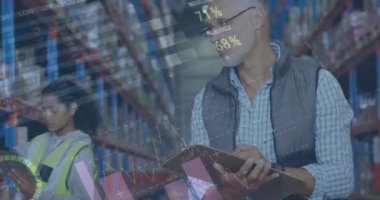 Depoda çalışan kadın ve erkeğin istatistik ve mali veri işleme animasyonları. küresel gönderim ve bağlantılar konsepti dijital olarak oluşturulmuş video.