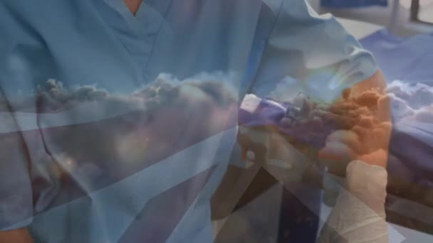 Анімація Хмар Над Лікарями Під Час Операції Глобальна Медицина Охорона — стокове відео