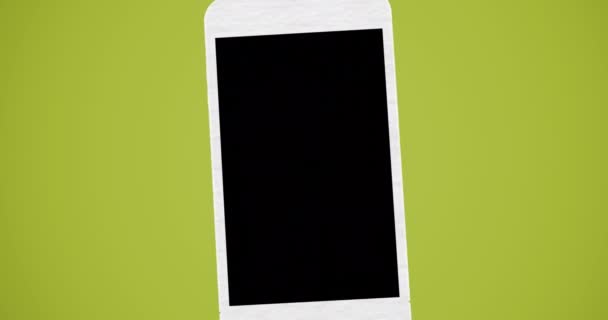Animatie Van Energiebesparende Tekst Logo Blauw Smartphone Scherm Groene Achtergrond — Stockvideo