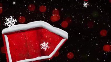 Kar taneleri simgeleri ve kar siyah zemin üzerinde kırmızı ışık noktalarına çarpıyor. Noel şenliği ve kutlama konsepti
