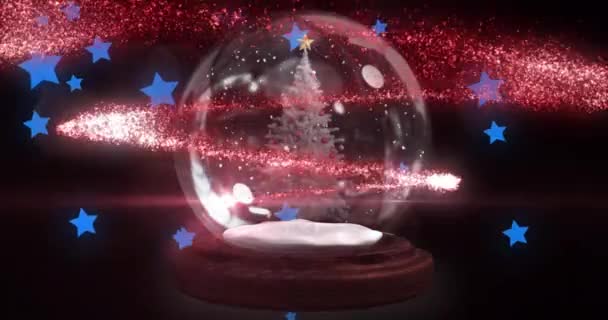 複数の青い星のアイコンが浮かぶ雪の地球のクリスマスツリーの上に赤い流れ星 クリスマス フェスティバルとお祝いのコンセプト — ストック動画