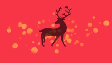 Kırmızı arka planda yürüyen siyah ren geyiği siluetinin üzerinde sarı ışık lekeleri. Noel şenliği ve kutlama konsepti