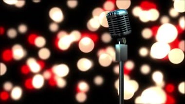 Retro metalik mikrofon kırmızı ve sarı ışık lekelerine karşı siyah zemin. müzik etkinliği ve kutlama konsepti