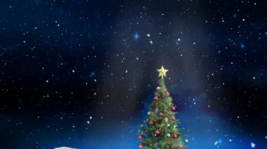 Evin üzerine düşen karların animasyonu. Peri ışıkları ve kış manzarasıyla süslenmiş. Noel, gelenek ve kutlama konsepti dijital olarak oluşturuldu.