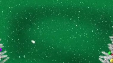 Yeşil arka planda fotokopi alanı olan iki Noel ağacının üzerine yağan kar animasyonu. Noel, gelenek ve kutlama konsepti dijital olarak oluşturuldu.