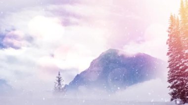 Ağaçlar ve dağlarla kaplı kış manzarasına ışık ve kar yağar. Noel şenliği ve kutlama konsepti