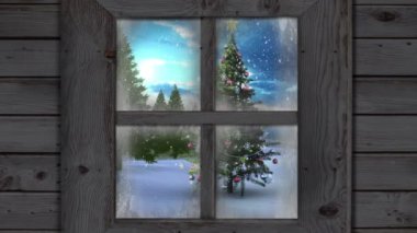 Kış manzarasında Noel ağacının üzerine düşen kara karşı ahşap pencere çerçevesi. Noel şenliği ve kutlama konsepti