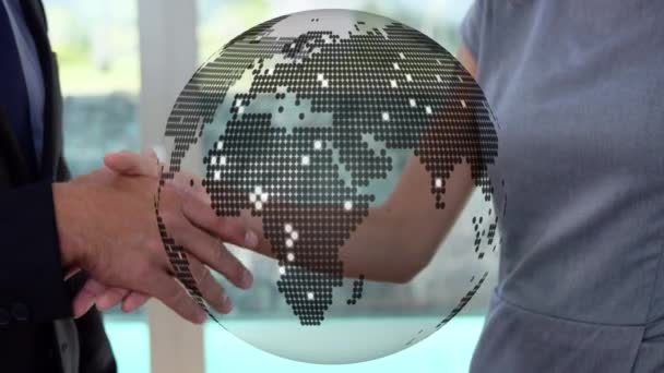 Изображение Глобуса Над Рукопожатием Бизнесвумен Глобальный Бизнес Финансы Связи Концепция — стоковое видео