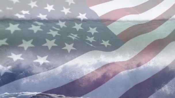米国の国旗のアニメーションビーチの海の上に吹いている 愛国心とお祝いの概念デジタルで生成されたビデオ — ストック動画