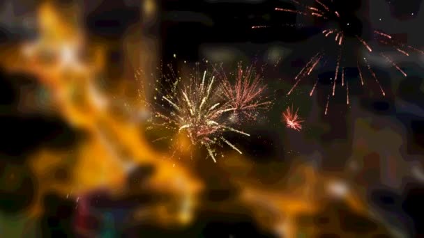 Évszakok Köszöntik Sms Tűzijáték Felett Ami Éjszakai Városképre Néz Karácsonyi — Stock videók