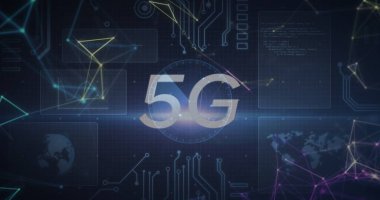 Ekranlarda dünya ve dünya haritası ile tarama ve veri işleme kapsamı üzerinde 5G metin resmi. küresel bağlantılar, teknoloji ve dijital arayüz kavramı dijital olarak oluşturulmuş görüntü.