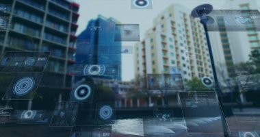 Şehir manzarası üzerindeki ekranlarda tarama ve veri işleme alanlarının resmi. küresel bağlantı, teknoloji ve dijital arayüz konsepti dijital olarak oluşturulmuş vide