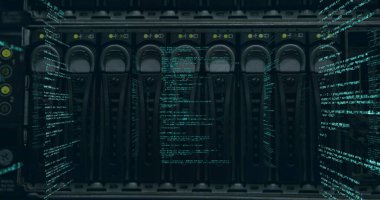 Teknolojik bir makinenin üzerinde işlenen mavi veri görüntüsü. Bilim ve araştırma konsepti dijital olarak oluşturuldu