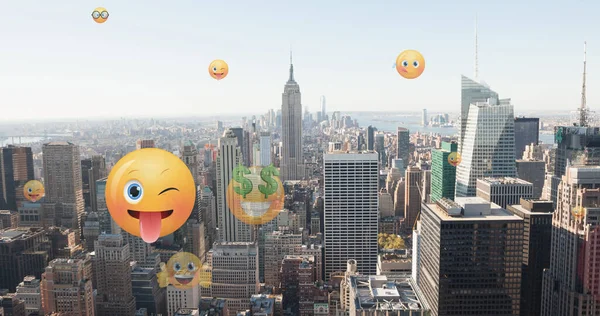 Imagem Ícones Emoji Voando Sobre Paisagem Urbana Conceito Global Mídia — Fotografia de Stock