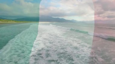 Deniz manzarası dalgalanan İtalya bayrağının animasyonu. seyahat, tatiller, vatanseverlik ve dijital olarak üretilen video konsepti.