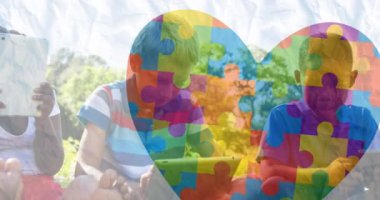 Renkli yapboz parçalarının animasyonu mutlu çocukları oynamaktan daha önemli. otizm, öğrenme güçlüğü, destek ve farkındalık kavramı dijital olarak oluşturulmuş video.