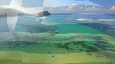 Deniz manzarası dalgalanan Yunan bayrağının animasyonu. seyahat, tatiller, vatanseverlik ve dijital olarak üretilen video konsepti.