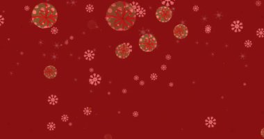 Çoklu kar taneleri ve Noel hediyesi simgeleri kırmızı arka plana düşüyor. Noel şenliği ve kutlama konsepti