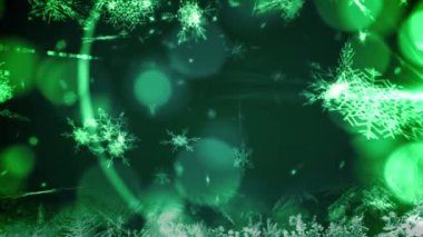 Yeşil arka planda noel süslerinin üzerine düşen karların animasyonu. Noel, kış, gelenek ve kutlama konsepti dijital olarak oluşturulmuş video.
