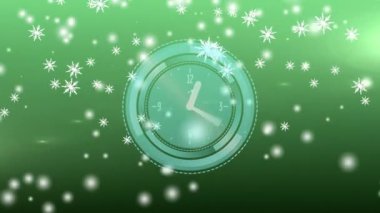Yeşil arka planda saatin üstüne yağan kar animasyonu. Noel, kış, gelenek ve kutlama konsepti dijital olarak oluşturulmuş video.