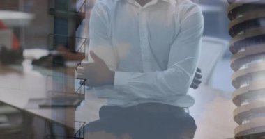 Ofisteki mutlu Afro-Amerikan adam portresi ve şehir binalarının birleşimi. çalışma, mutluluk ve başarı konsepti dijital olarak oluşturulmuş video.