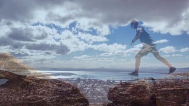 Kıdemli bir adamın sahilden kıyıya koşup zıplaması ve denizin üzerindeki bulutlu mavi gökyüzünün birleşimi. Sağlıklı emeklilik, zindelik ve refah konsepti dijital olarak oluşturulmuş video.