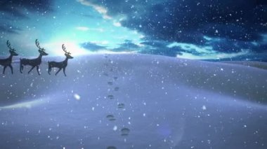 Kızakla Noel Baba 'nın üzerine yağan kar ren geyikleri tarafından kış manzarasına doğru çekiliyor. Noel şenliği ve kutlama konsepti
