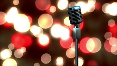 Retro metalik mikrofon kırmızı ve sarı ışık lekelerine karşı siyah zemin. müzik etkinliği ve kutlama konsepti