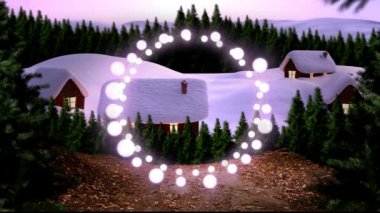 Ev ve ağaçlarla kaplı kış manzarasına karşı dekoratif peri ışıkları. Noel şenliği ve kutlama konsepti