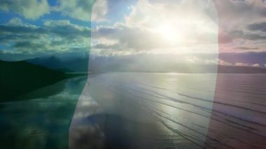 Sahilde dalgalanan İtalya bayrağının animasyonu, bulutlu mavi gökyüzü ve deniz. Vatanseverlik, bağımsızlık ve kutlama konsepti dijital olarak oluşturulmuş imaj.