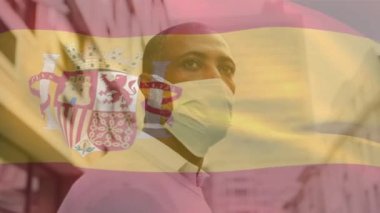 İspanya bayrağının covid 19 salgını sırasında yüz maskesi takan adamın üzerinde dalgalanması. küresel covid 19 salgın konsepti dijital olarak oluşturulmuş video.