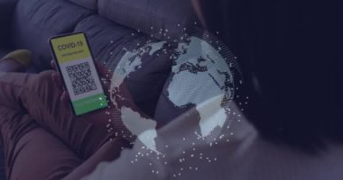 Animasyon, elinde dünya üzerinde covid 19 aşı pasaportlu akıllı telefon tutan bir kadın. küresel covid 19 salgın ve aşı konsepti dijital olarak oluşturulmuş video.