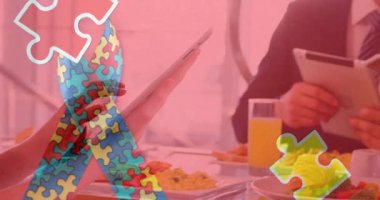 Dijital cihazlar kullanan iş adamlarının renkli yapboz parçalarının animasyonu. otizm, öğrenme güçlüğü, destek ve farkındalık kavramı dijital olarak oluşturulmuş video.