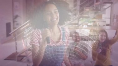 Mutlu arkadaşların karaoke yapması, evde bira içmesi ve ayna topu oynaması. Boş zaman, eğlence ve eğlence konsepti dijital olarak oluşturulmuş video.