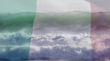 Sahilde dalgalanan İtalyan bayrağının animasyonu. seyahat, tatiller, vatanseverlik ve dijital olarak üretilen video konsepti.